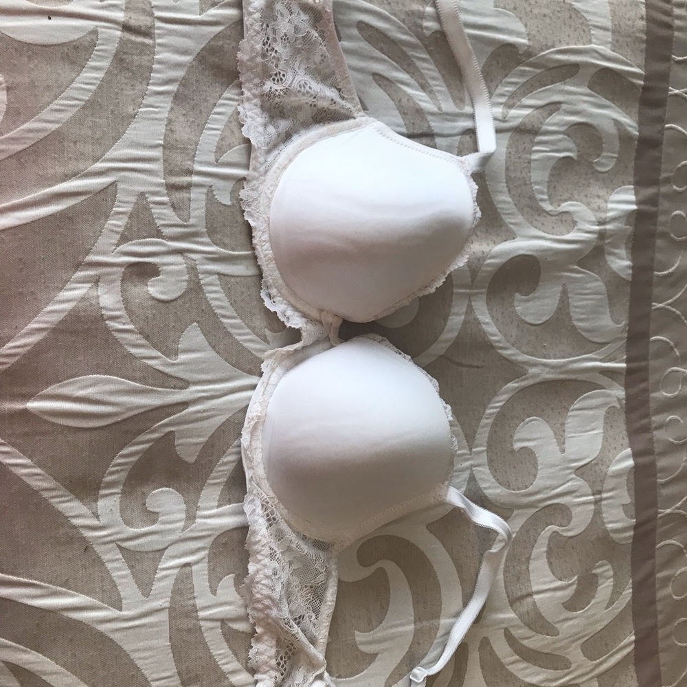 Victoria’s Secret 32DD bra